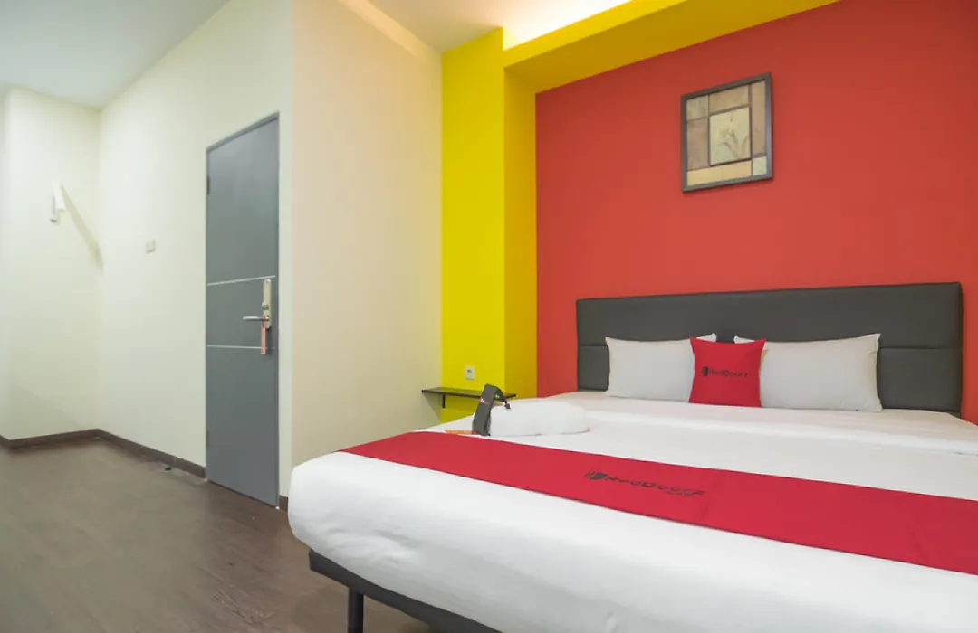 Hotel Reddoorz Near Itc Mangga Dua 2*