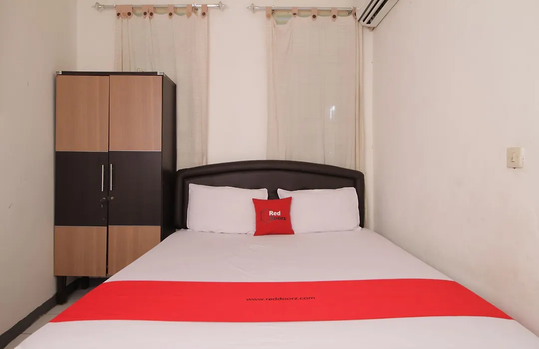 Reddoorz @ Jalan Bangka 2 Hotel